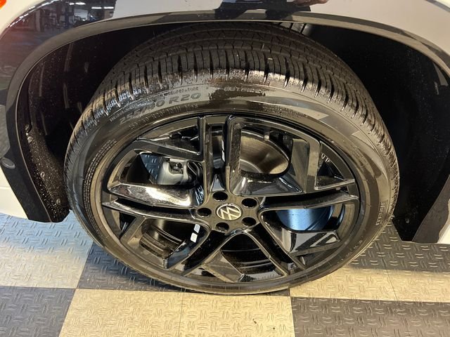 New 2026 White Volkswagen 2.0T SE R-Line Black image 9