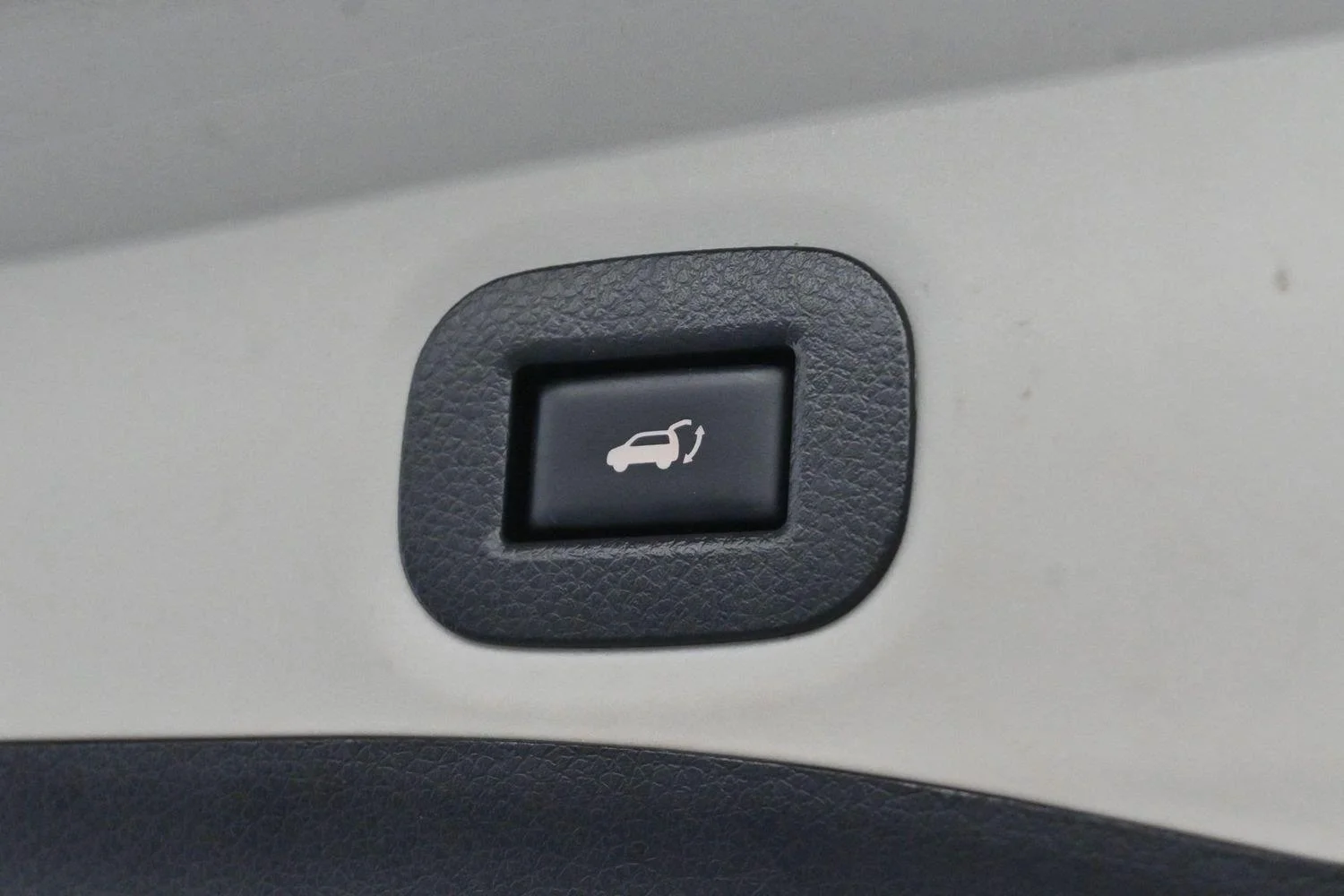 Used 2018 Caspian Blue Nissan SV image 10