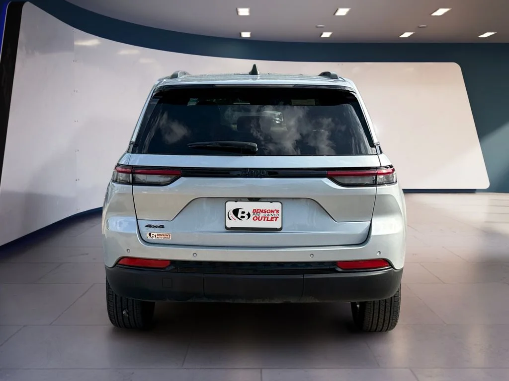 Used 2025 Silver Jeep Altitude image 4