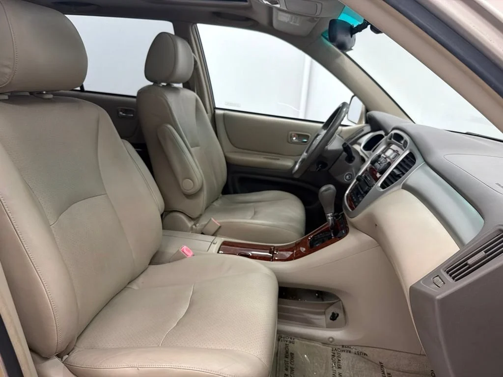 Used 2006 Gold Toyota Limited image 34