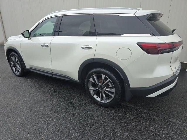 Used 2023 White INFINITI LUXE image 5