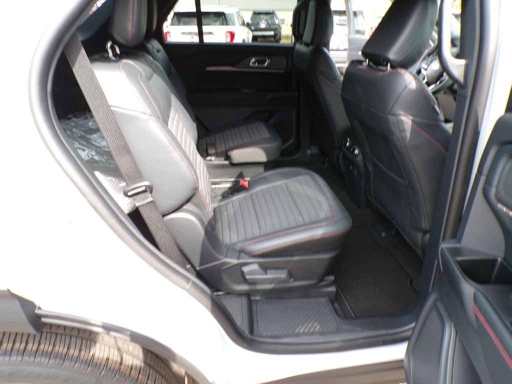 New 2026 Space White Metallic Ford ST-Line image 29