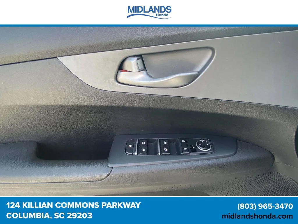 Used 2021 Snow White Pearl Kia LXS image 13