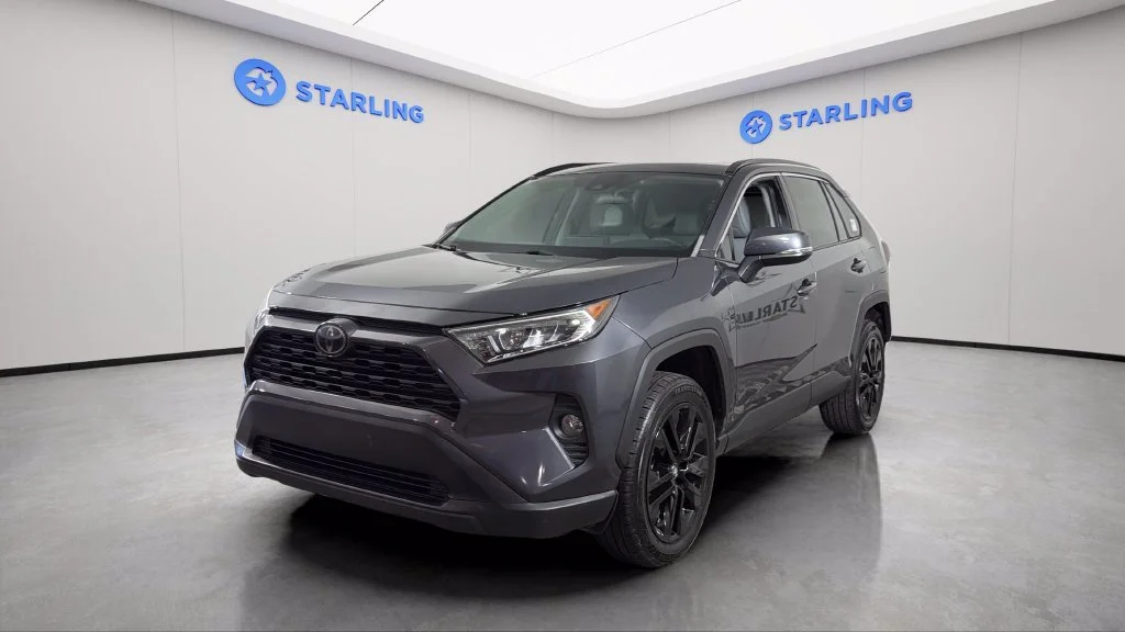 Used 2020  Toyota XLE Premium image 1