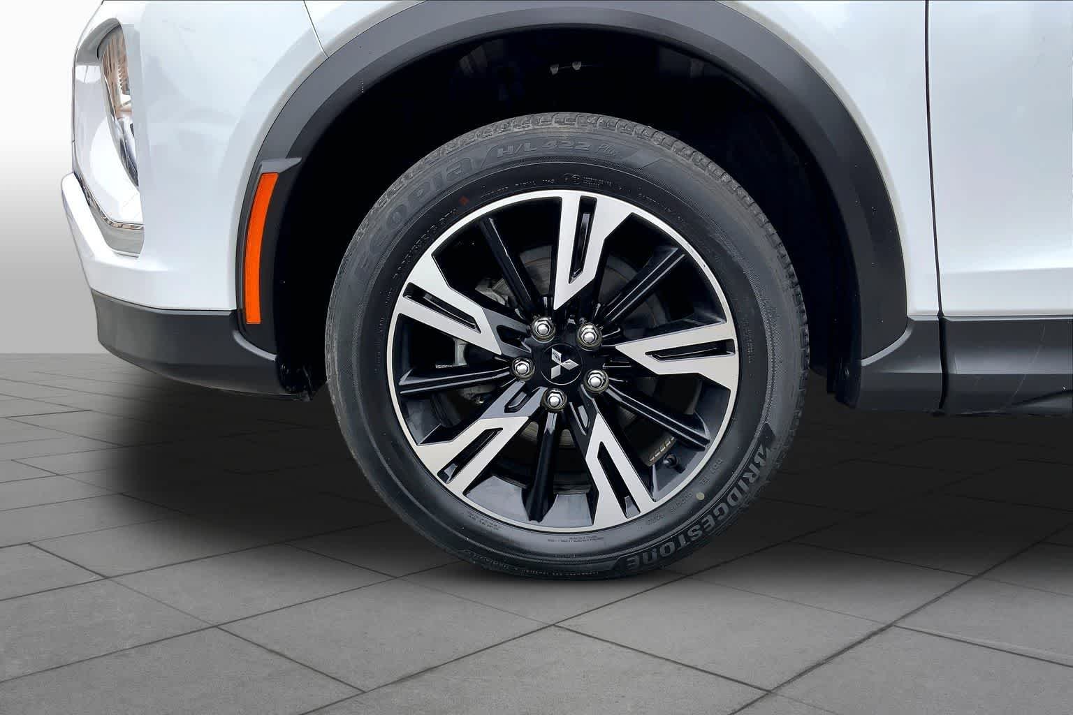 Used 2024 White Diamond Mitsubishi SE image 11