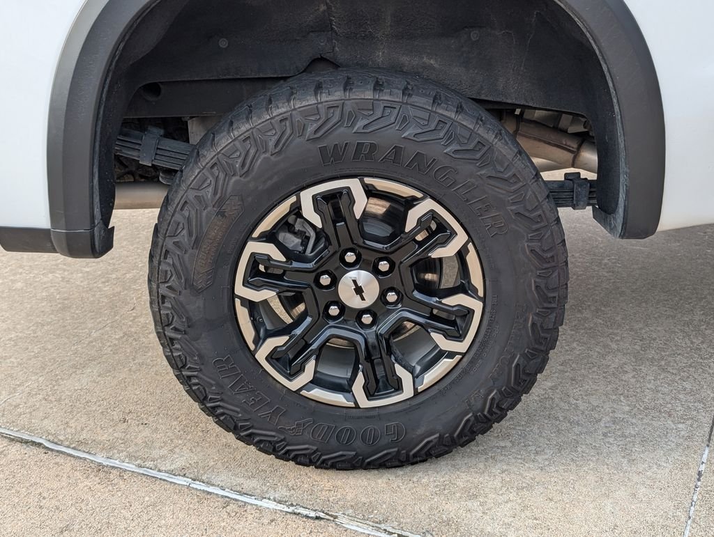 Used 2025 White Chevrolet ZR2 image 3