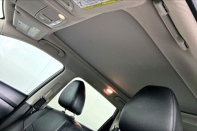 Used 2016 Gray Nissan SL image 3
