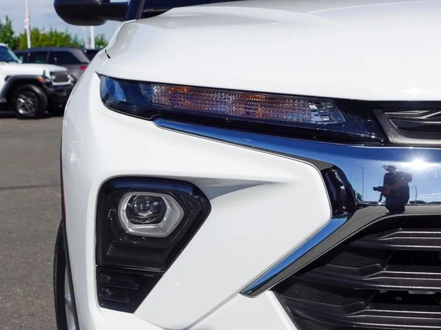 Used 2025 White Chevrolet LS image 3