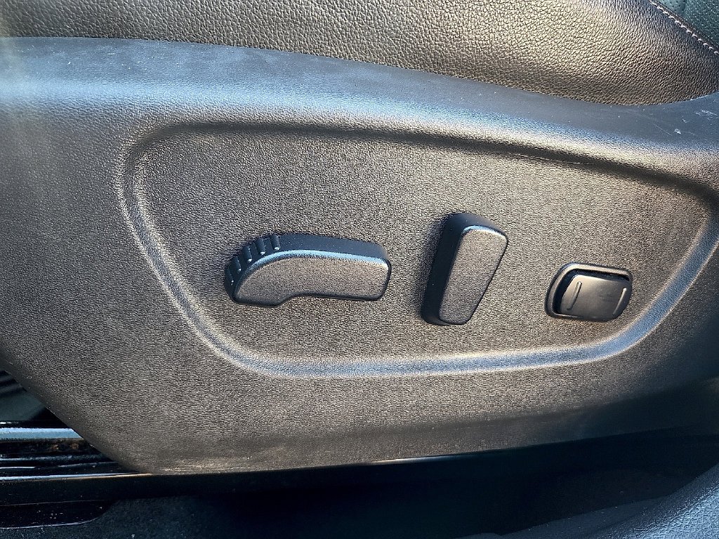 Used 2019 Silver Nissan SL image 14