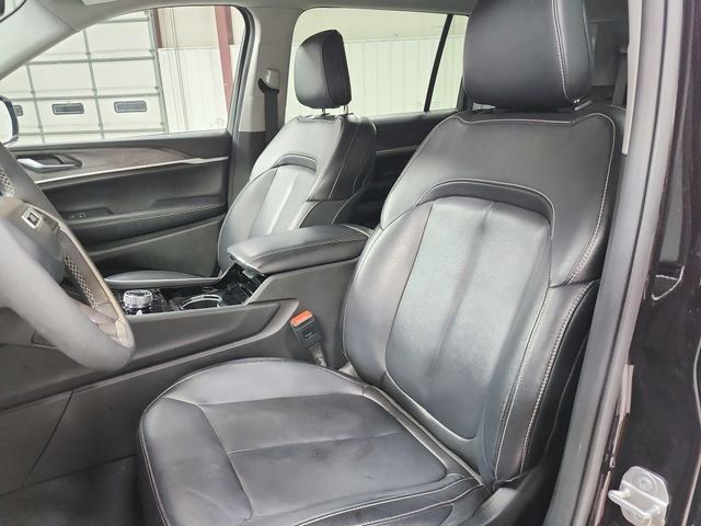 Used 2023  Jeep Limited image 10