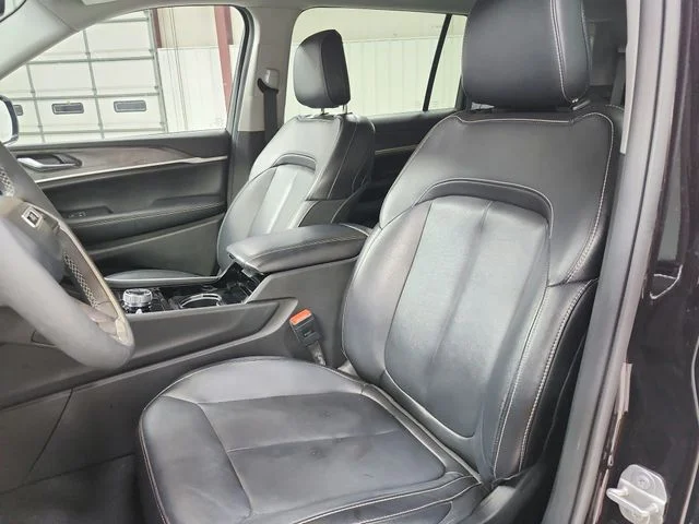 Used 2023  Jeep Limited image 10