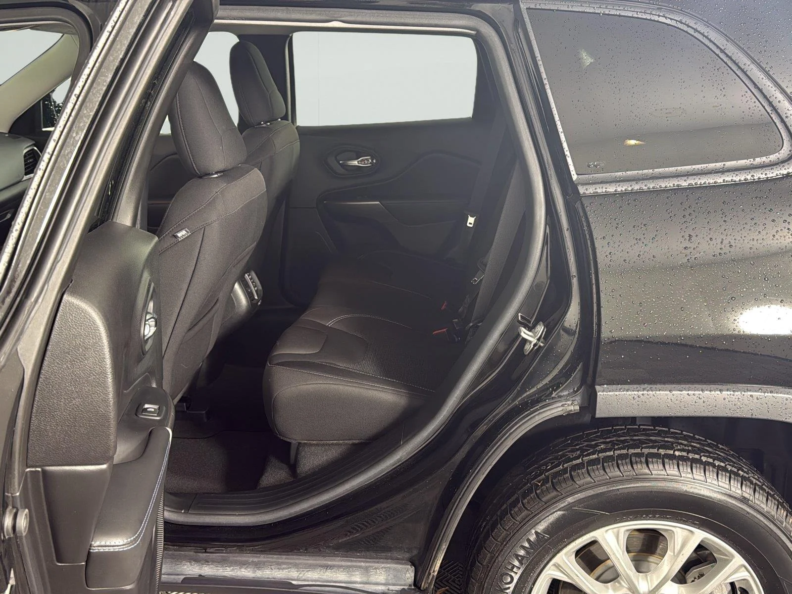 Used 2020 Diamond Black Crystal Pearlcoat Jeep Latitude image 24