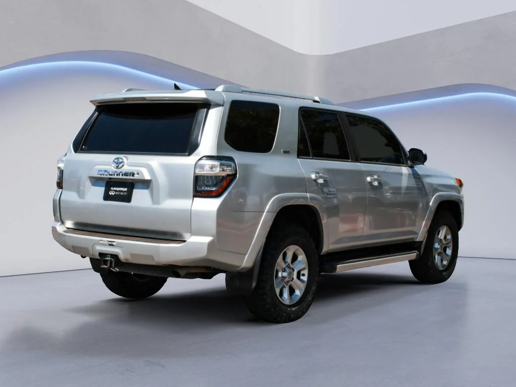 Used 2015 Classic Silver Metallic Toyota SR5 image 4
