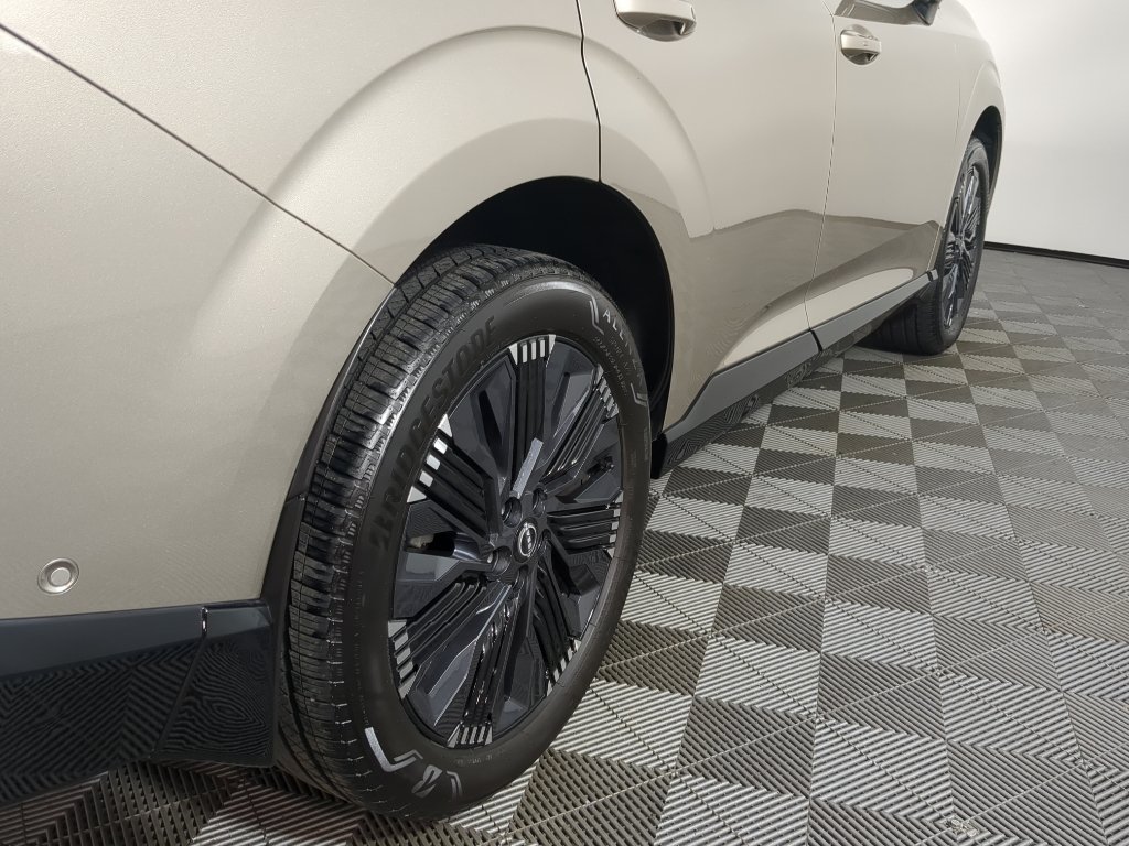 Certified Used 2025 Champagne Silver Metallic Nissan Platinum image 10