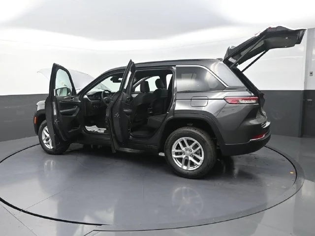 New 2026 Baltic Gray Metallic Clear-Coat Exterior Paint Jeep Laredo X image 34