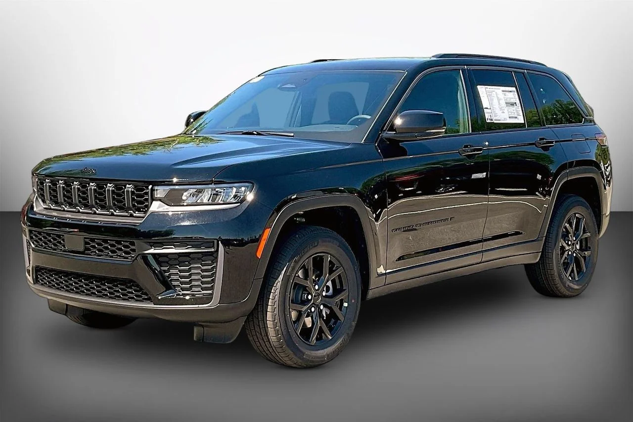 New 2026 Diamond Black Crystal Pearlcoat Jeep Altitude image 4