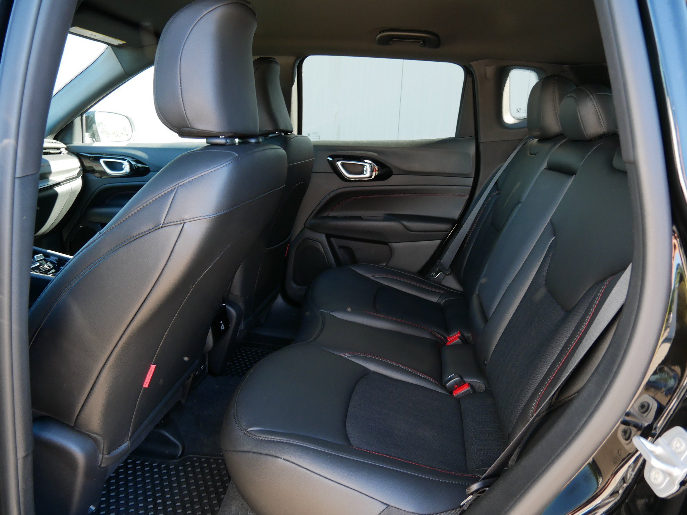 New 2026 Diamond Black Crystal Pearl-Coat Exterior Paint Jeep Trailhawk image 7