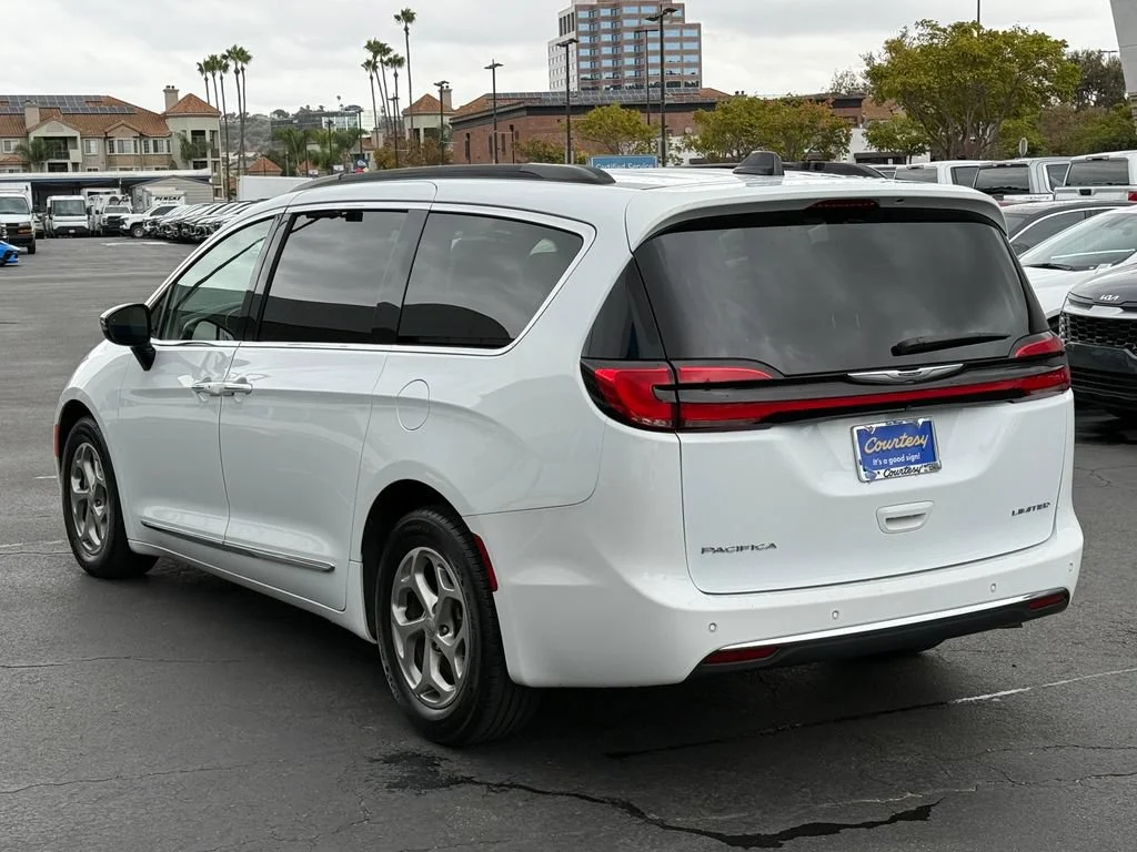 Used 2023 White Chrysler Limited image 9