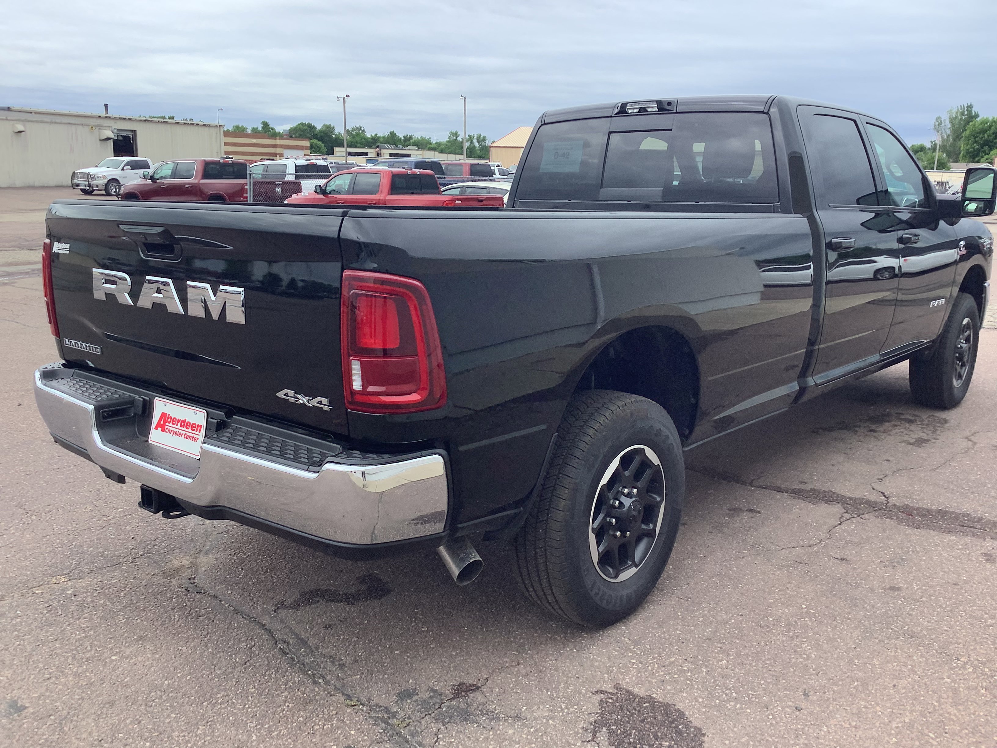 New 2026 Diamond Black Crystal Pearl-Coat Exterior Paint RAM Laramie image 5