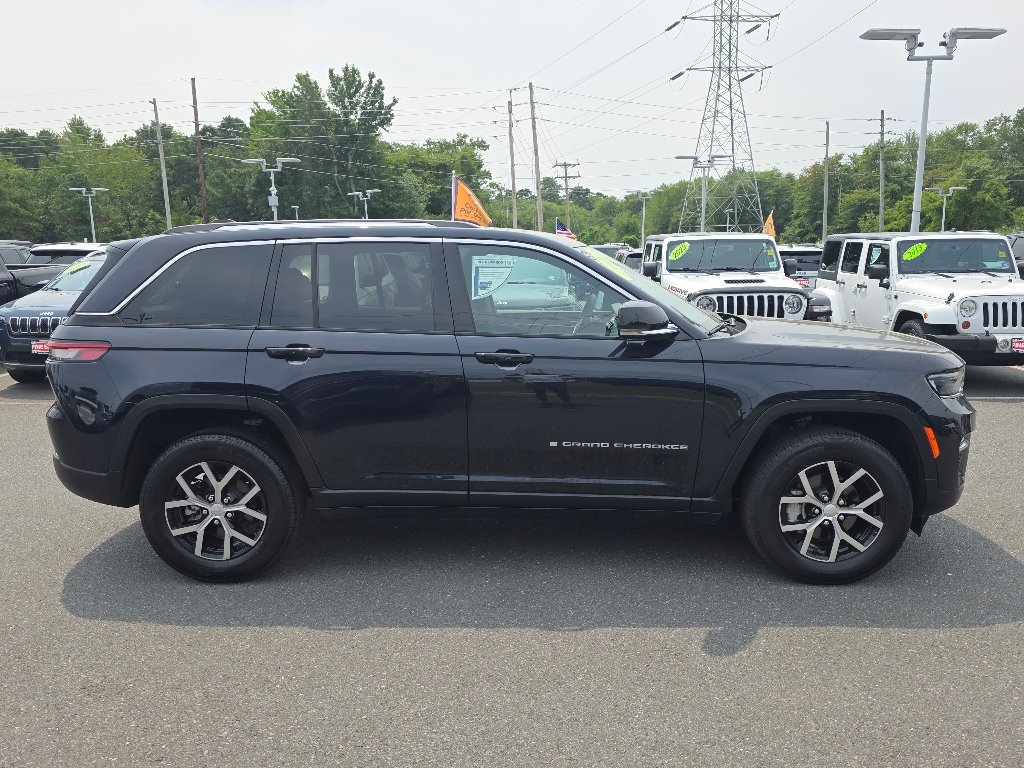 Certified Used 2023 Diamond Black Crystal Pearl Coat Jeep Limited image 10