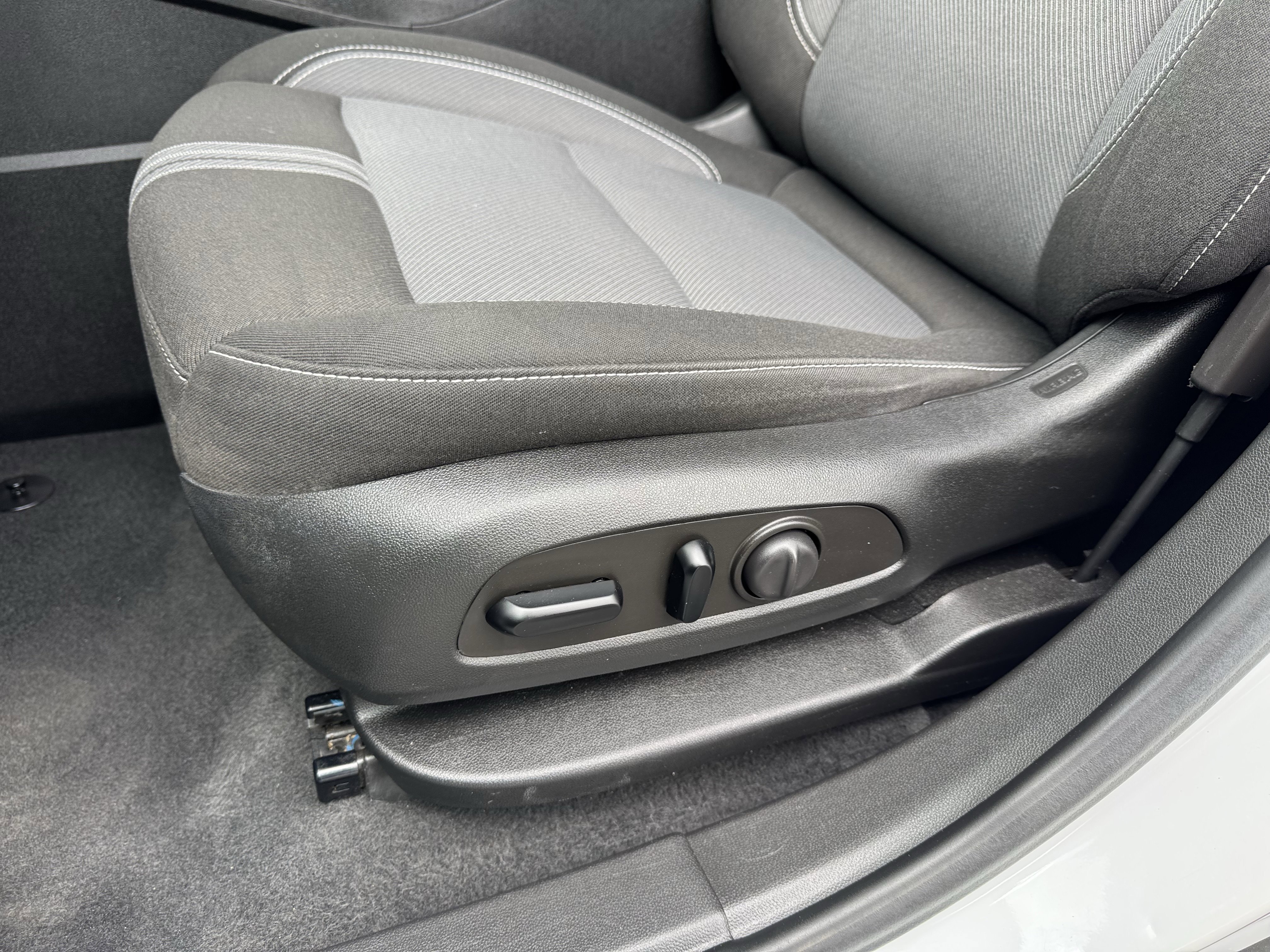 Used 2023 Summit White Chevrolet 2LT image 11
