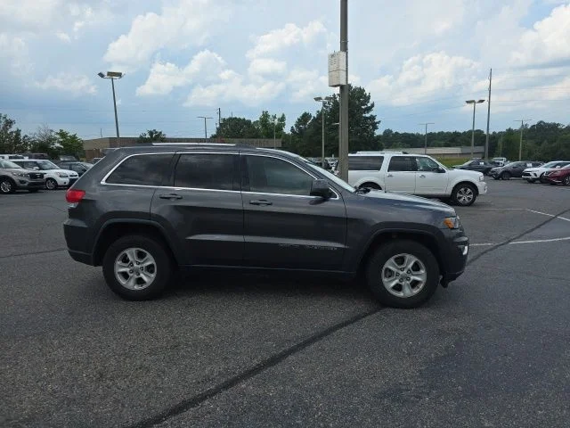 Used 2017 Crystal Metallic Jeep Laredo image 2