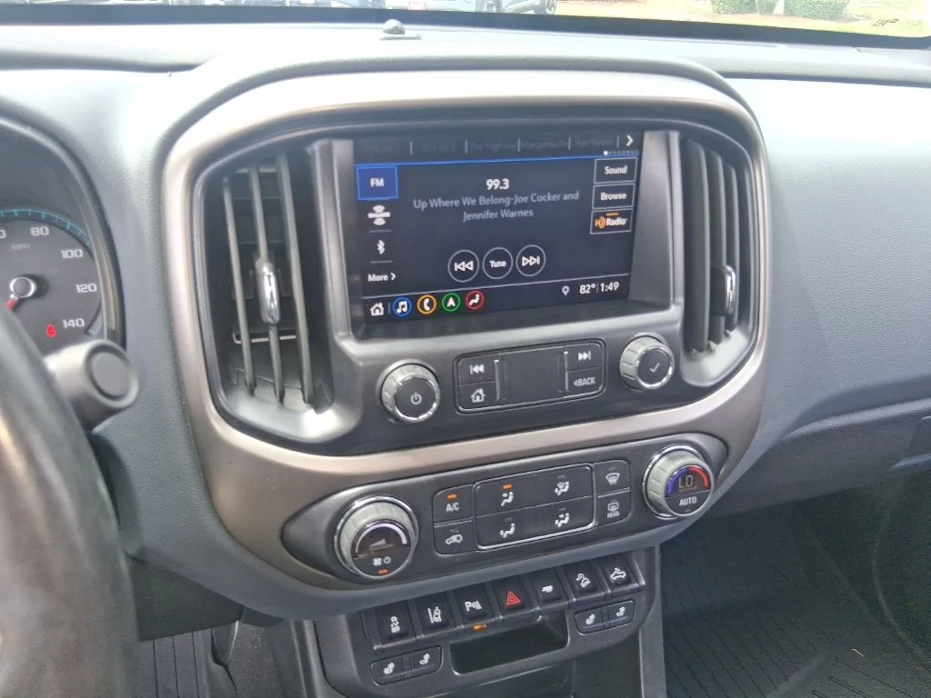Used 2022 White Chevrolet Z71 image 13