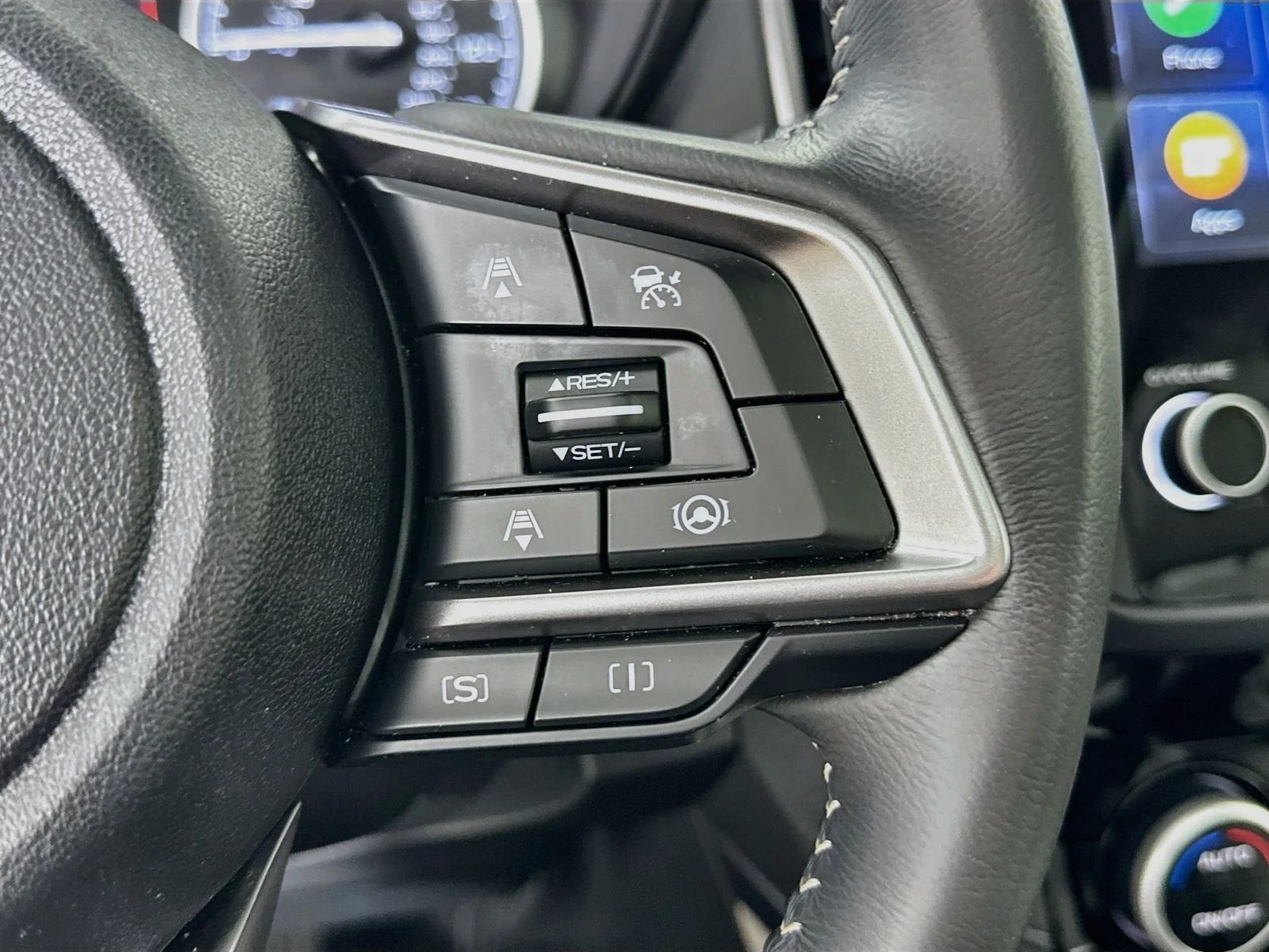 Used 2024 White Subaru  image 19