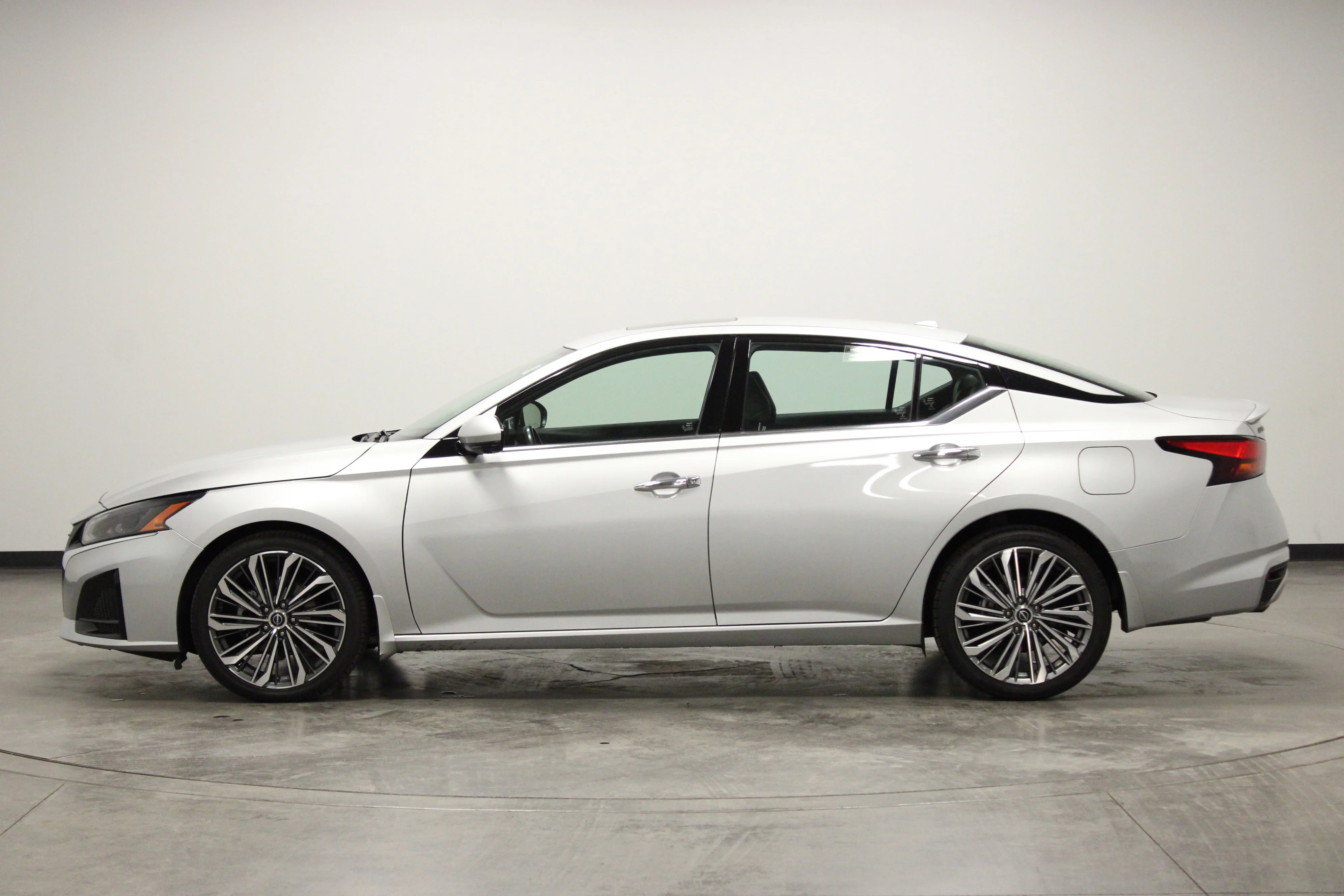 Used 2023 Brilliant Silver Metallic Nissan 2.5 SL image 5