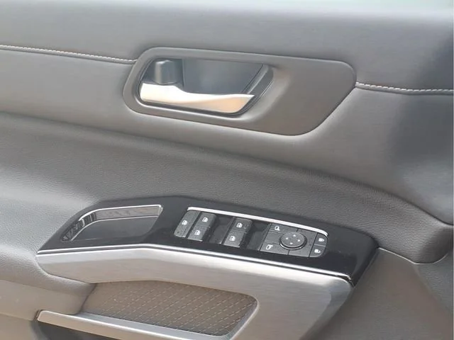Used 2025  Nissan SL image 16