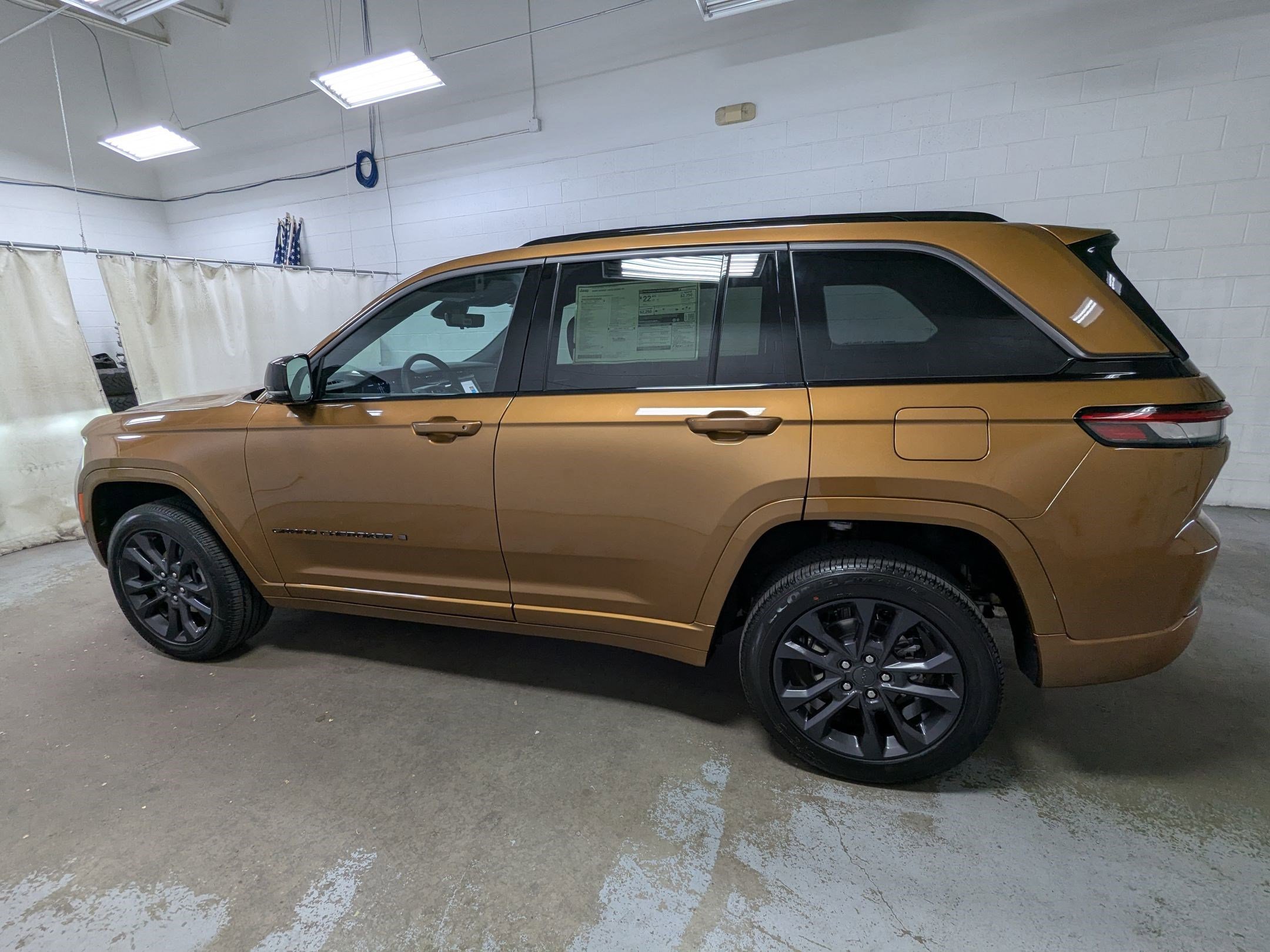 New 2026 Copper Shino Metallic Clear-Coat Exterior Paint Jeep Limited Reserve image 8