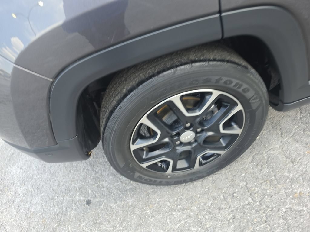 Used 2022 Gray Jeep Latitude FWD image 9