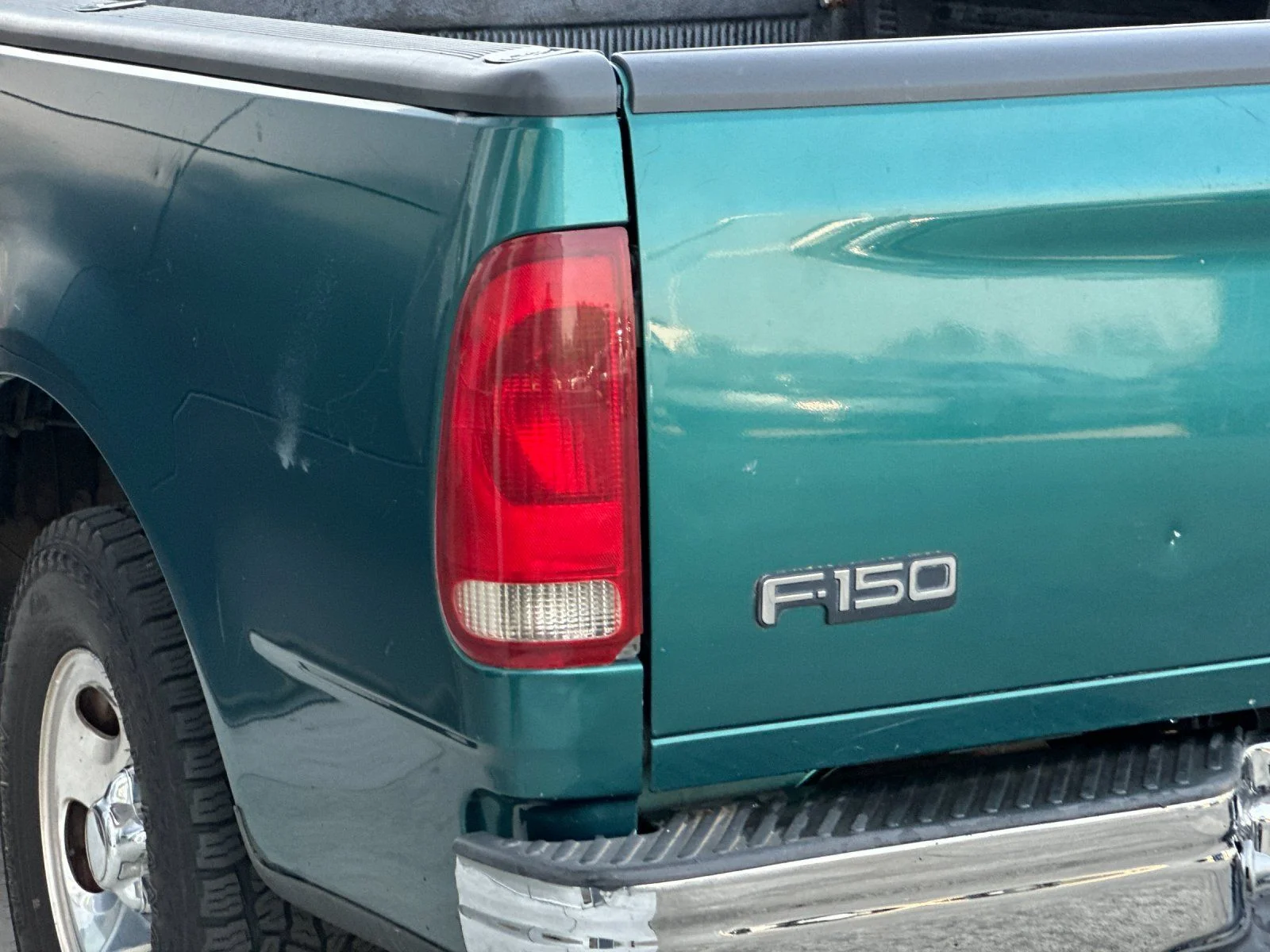 Used 1997 Teal Clearcoat Metallic Ford  image 21