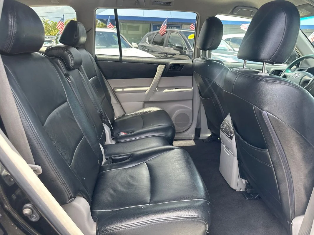 Used 2011  Toyota Base V6 image 30