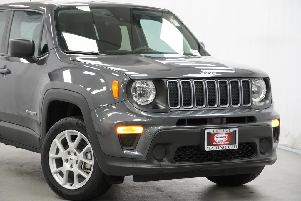 Used 2023 Gray Jeep Latitude image 3