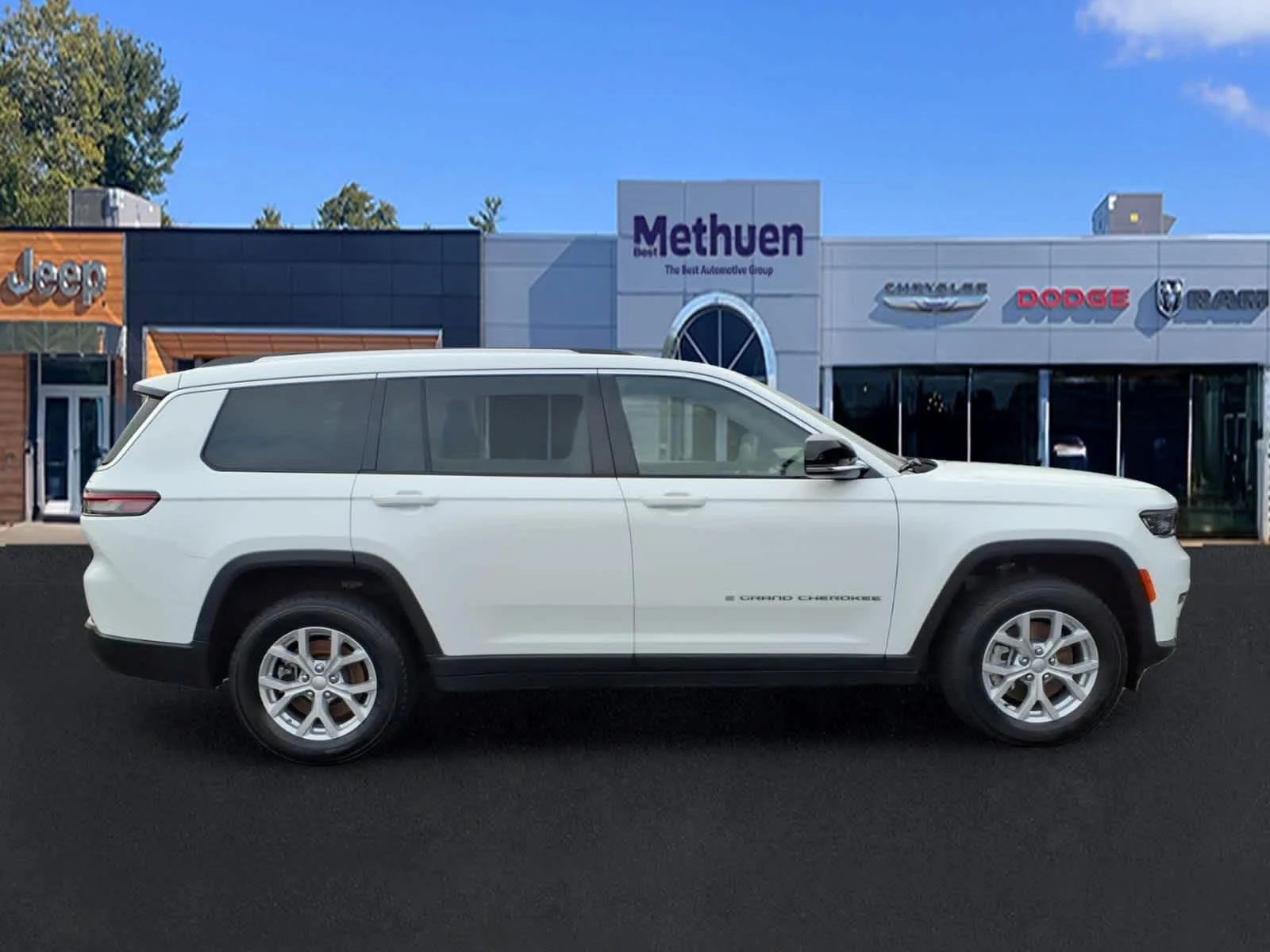 Used 2023 Bright White Clearcoat Jeep Limited image 2