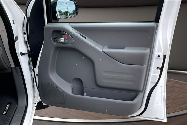 Used 2021 White Nissan S image 23