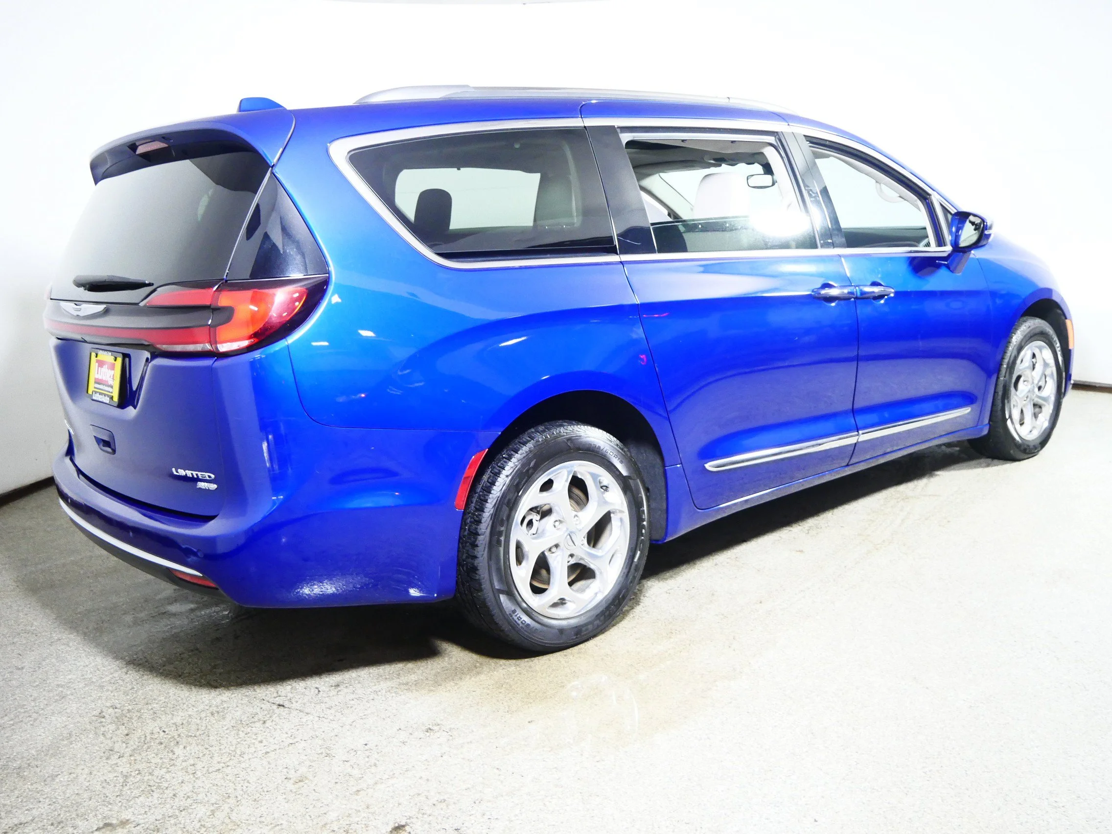 Used 2021 Fathom Blue Pearlcoat Chrysler Limited image 7