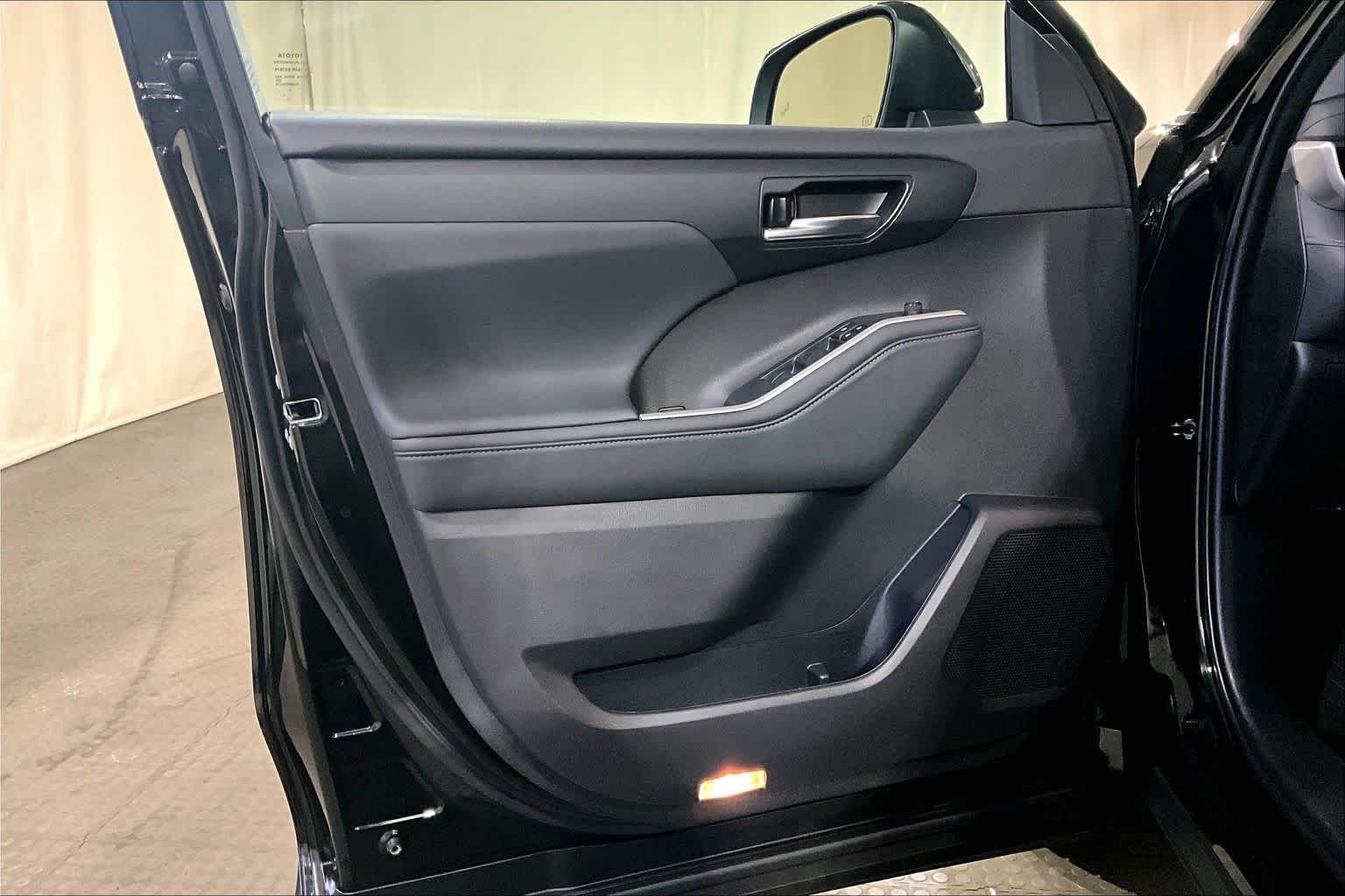 Used 2022 Midnight Black Metallic Toyota XLE image 37