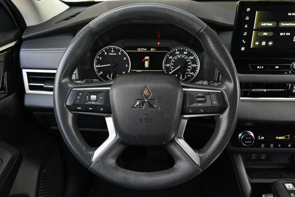 Used 2025  Mitsubishi ES image 13