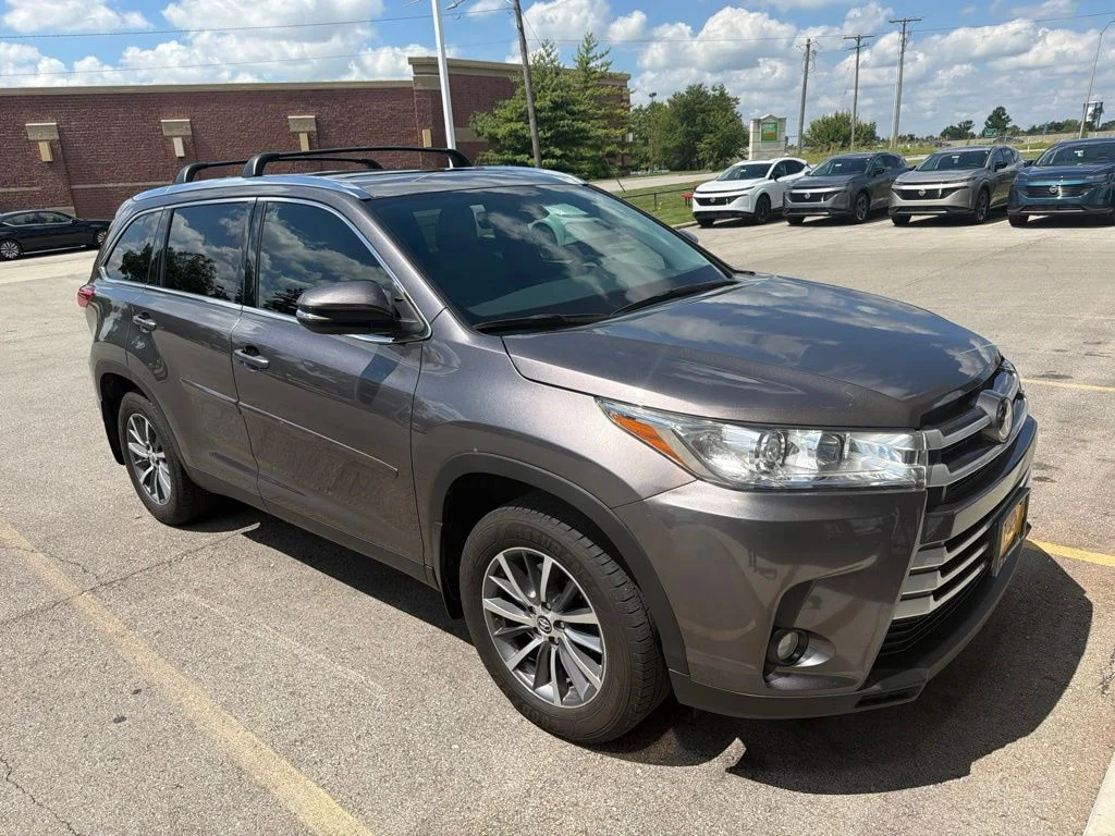 Used 2019 Gray Toyota XLE image 7