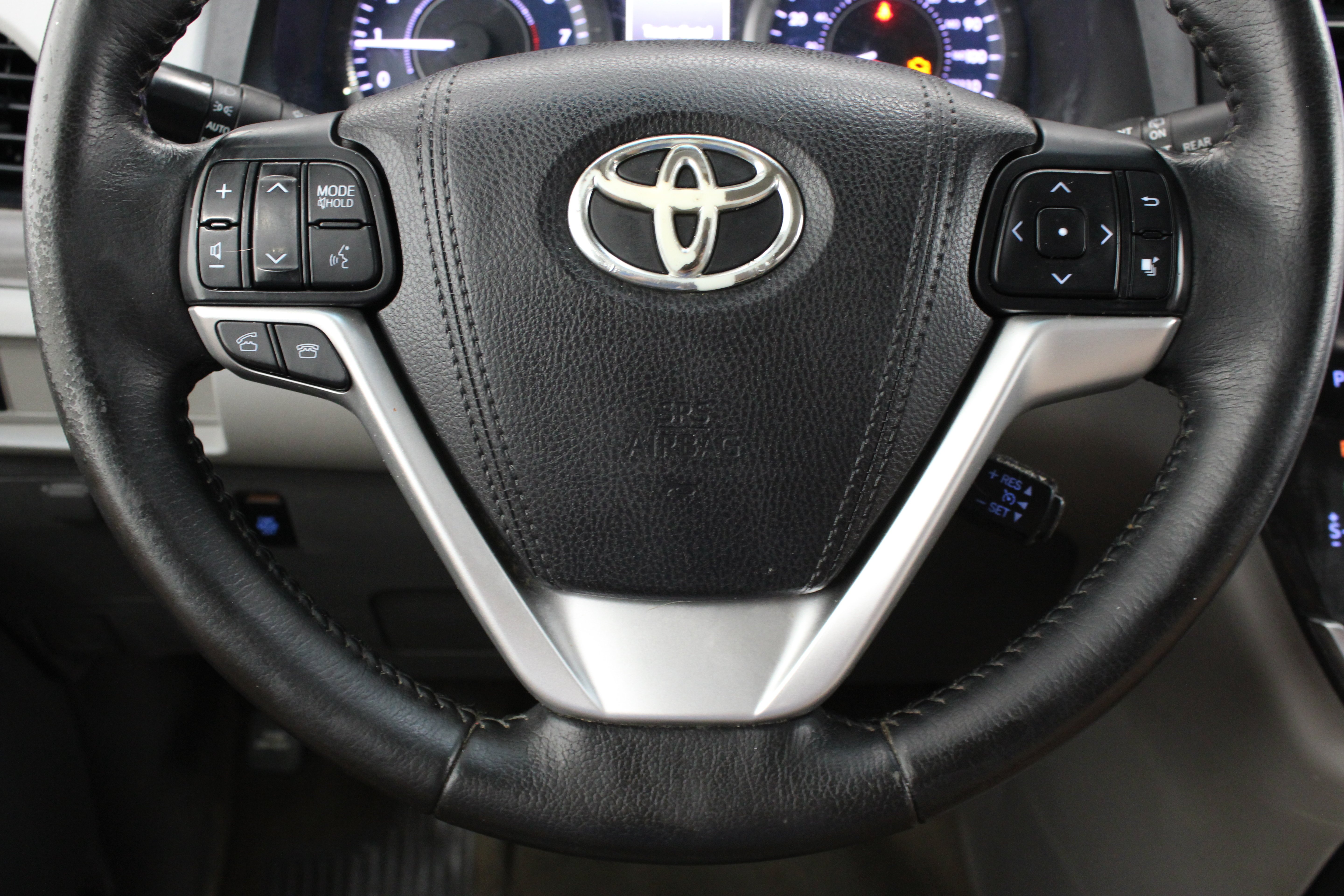 Used 2015 Silver Sky Metallic Toyota XLE Premium 3.5L image 25