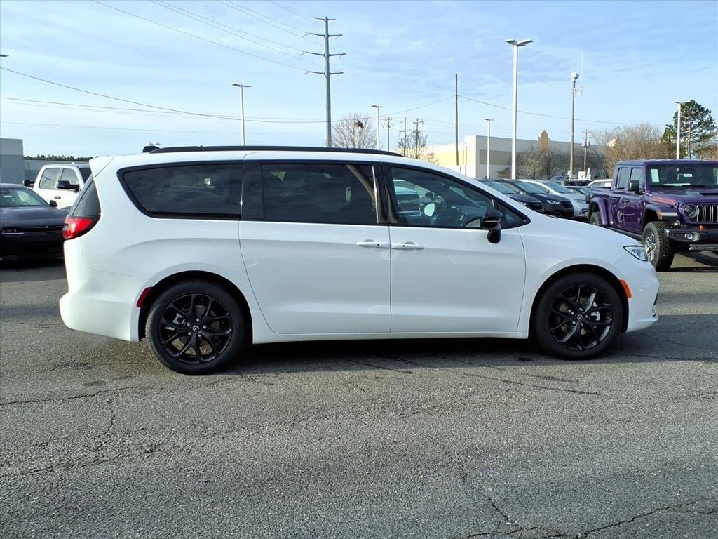 New 2026 Bright White Clear-Coat Exterior Paint Chrysler Select image 18