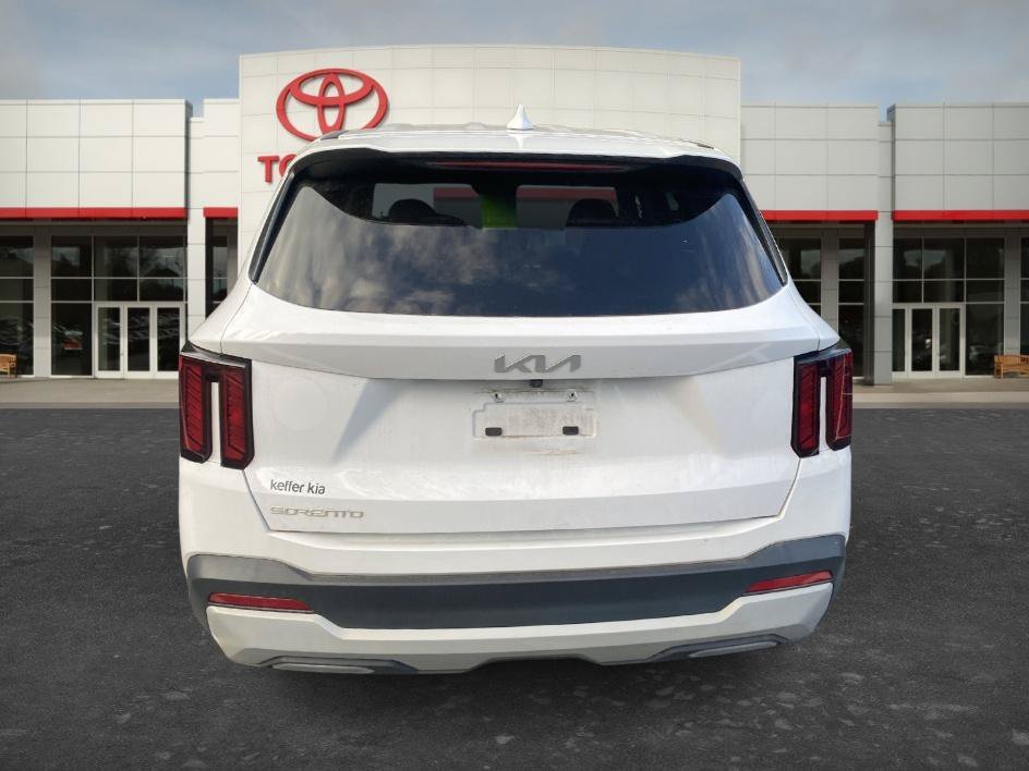 Used 2025 Glacial White Pearl Kia LX image 16