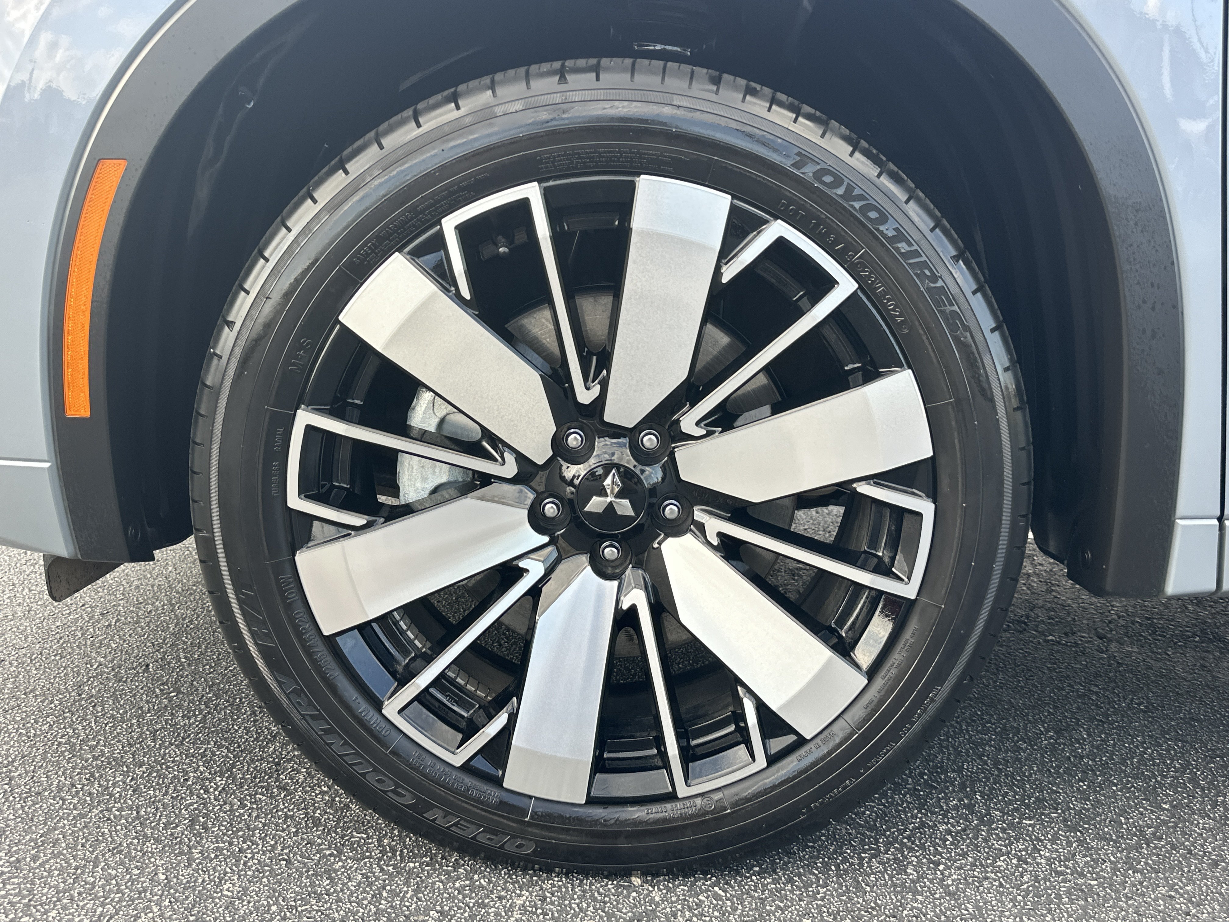 Used 2025  Mitsubishi SEL image 12