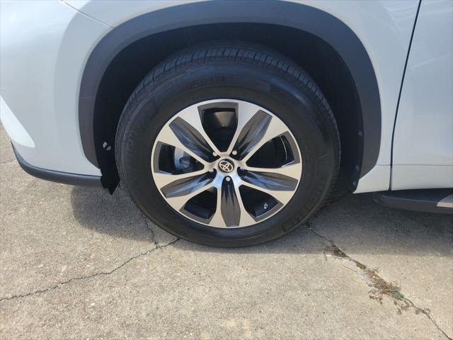 Certified Used 2024 WIND CHILL PEARL Toyota  image 35