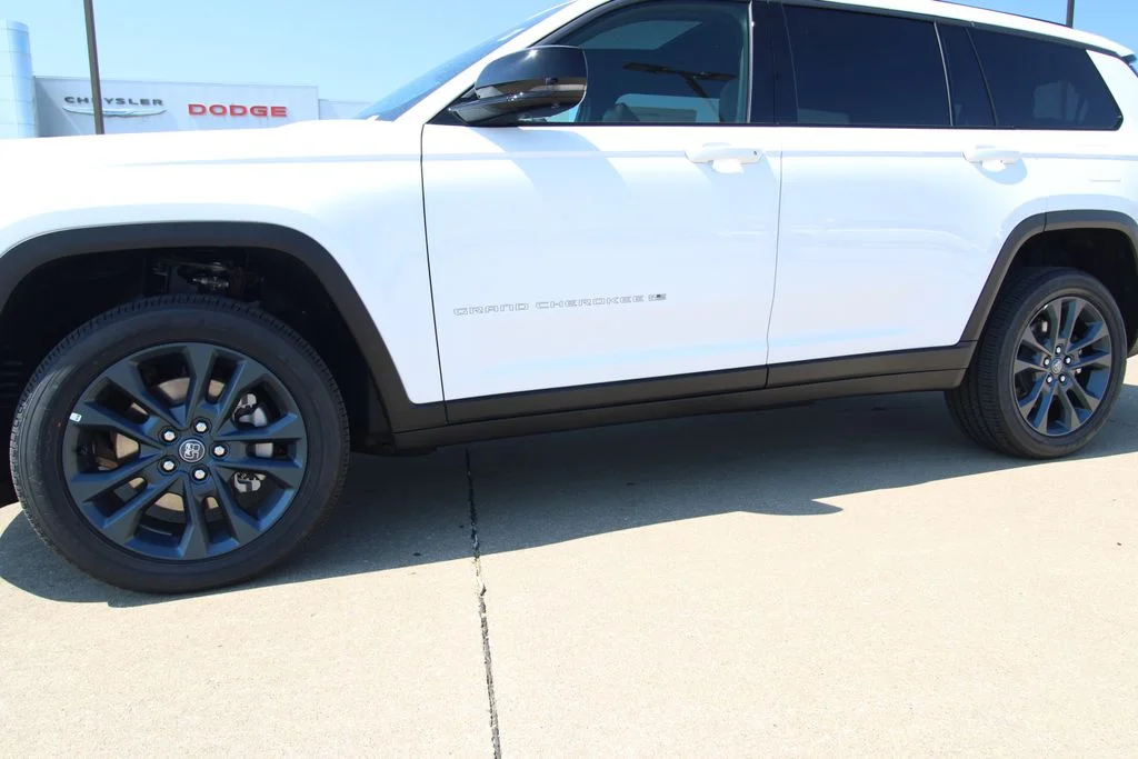 New 2026 Bright White Clear-Coat Exterior Paint Jeep Limited image 10