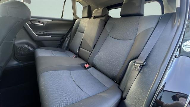 2025 Toyota RAV4 XLE - Photo 10