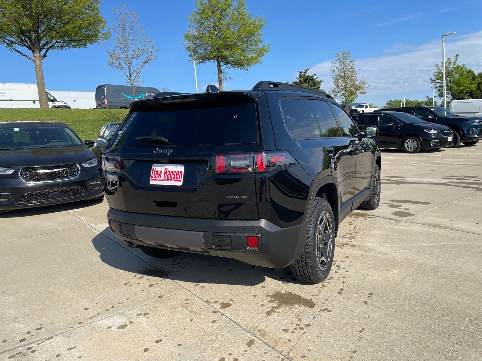 New 2026 Diamond Black Crystal Pearlcoat Jeep Laredo image 5