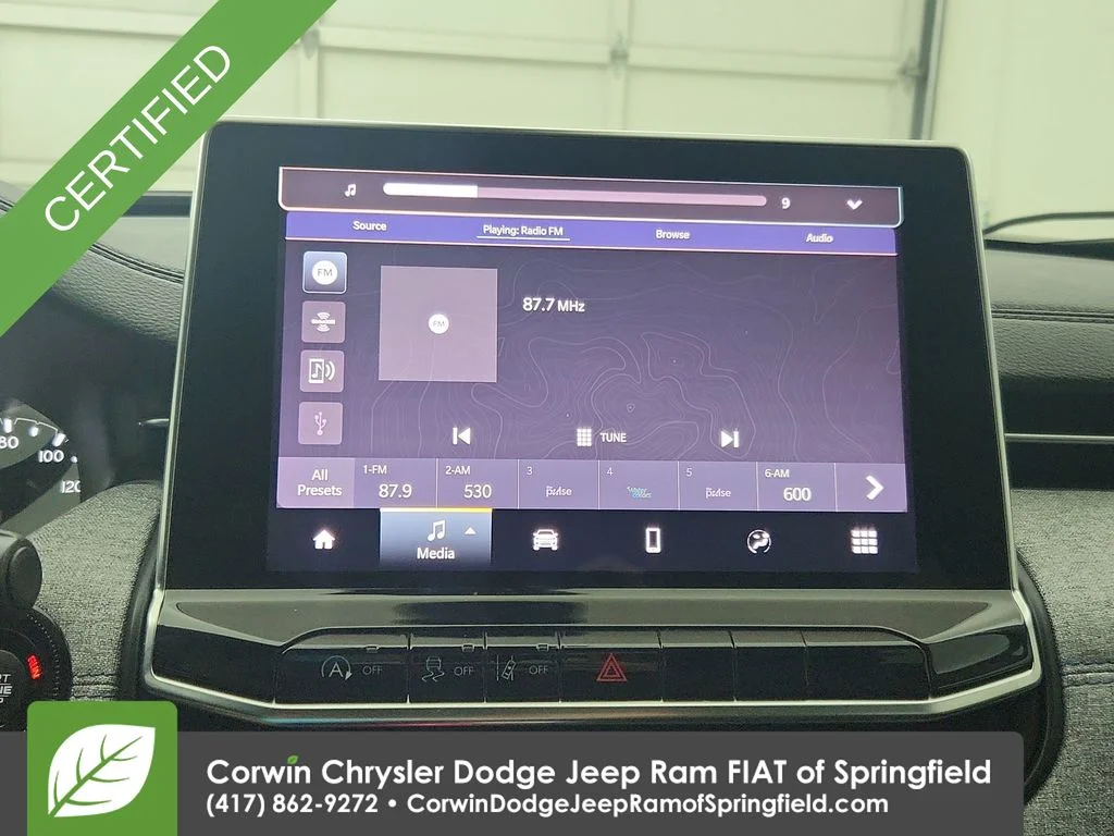 Used 2022 Silver Jeep Latitude image 7